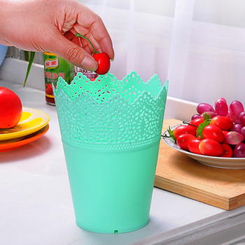 时尚与实用并存 塑料蕾丝镂空迷你垃圾桶的办公新体验